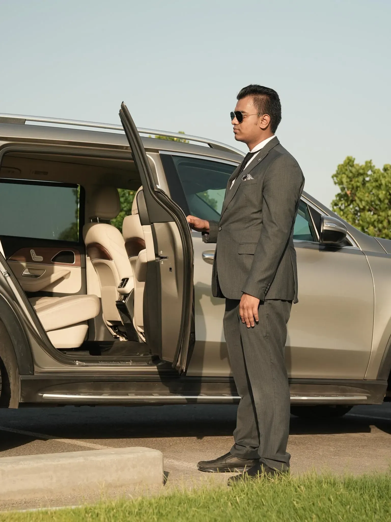 Lynk chauffeur opening a luxury SUV door